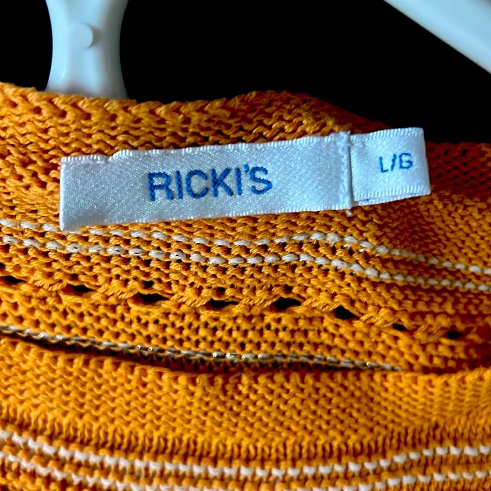 Ricki’s pull over size large.